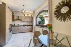 a kitchen with a table and chairs and a mirror at Appartamento Golfo di Solcio in Lesa