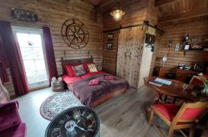 a bedroom with a bed in a wooden cabin at Het baken van Tholen in Sint Maartensdijk