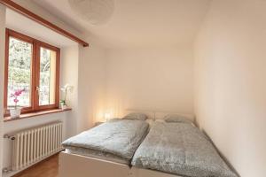 A bed or beds in a room at Casa al Sole - Bellissimo appartamento con terrazza e vista lago