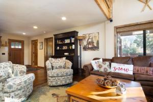 a living room with couches and a table at Luxury Lodge-1888 by Big Bear Vacations in Big Bear Lake