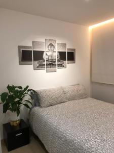Schlafzimmer mit einem Bett und Bildern an der Wand in der Unterkunft Lux Apartment in Historical Center of Palermo in Palermo