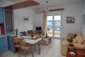TV a/nebo společenská místnost v ubytování ANALIPSI apartment No1 - MAKRY GIALOS-CRETE
