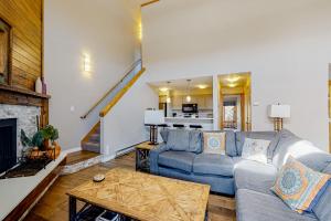 un salon avec un canapé bleu et une cheminée dans l'établissement Montezuma Magic, à Keystone 14 autres photos