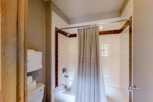une salle de bain avec un rideau de douche et une baignoire dans l'établissement Montezuma Magic, à Keystone