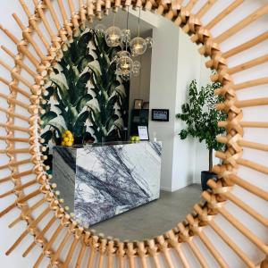 einem Spiegel vor einer Theke mit Pflanzen in der Unterkunft Lemon Cliff Luxury B&B in Mamaia Nord – Năvodari