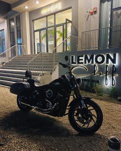 ein schwarzes Motorrad, das vor einem Gebäude parkt in der Unterkunft Lemon Cliff Luxury B&B in Mamaia Nord – Năvodari