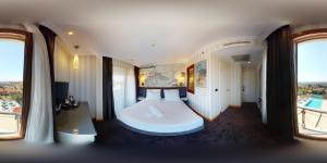 A bed or beds in a room at DOUBLE ROYAL HOTEL