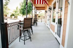 eine Veranda mit Stühlen und einer amerikanischen Flagge in der Unterkunft Gateway Hotel, Trademark Collection by Wyndham in Copper Cove Subdivision