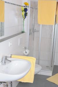 Koupelna v ubytování Gästehaus Kleeberger