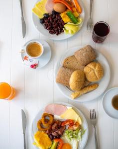 un tavolo con tre piatti di cibo sopra di Hotel Dana Resort a Venus