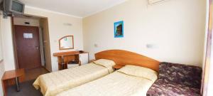 sala de estar con sofá y cama en Hotel Pliska - All Inclusive Light, en Sunny Beach