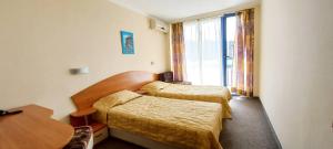 Un pat sau paturi într-o cameră la Hotel Pliska - All Inclusive Light