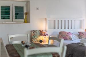 1 dormitorio con 1 cama y 1 mesa con lámpara en Apartment Ana, en Trogir