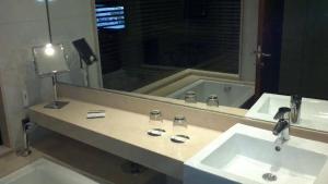 A bathroom at Hotel Dreams del Estrecho