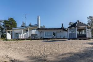 ein weißes Gebäude mit einem Pavillon am Strand in der Unterkunft Raahe Apartments in Raahe