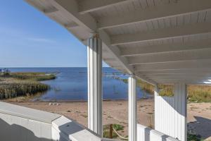 Blick auf den Strand von der Veranda eines Hauses in der Unterkunft Raahe Apartments in Raahe