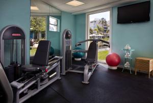 Fitness centrum a/nebo fitness zařízení v ubytování Postcard Inn On The Beach