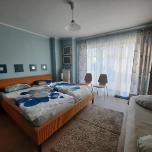 um quarto com uma cama grande num quarto em Ferienwohnung D1 em Graal-Müritz