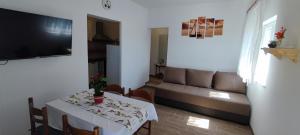 Televízia a/alebo spoločenská miestnosť v ubytovaní House "Olive Tree"
