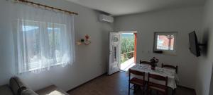 Televízia a/alebo spoločenská miestnosť v ubytovaní House "Olive Tree"