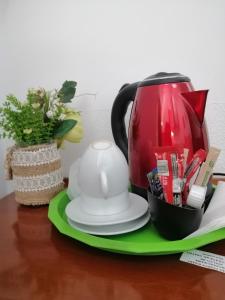 um bule de chá sobre uma mesa com uma chaleira de chá em Bizant Boutique em Bacau