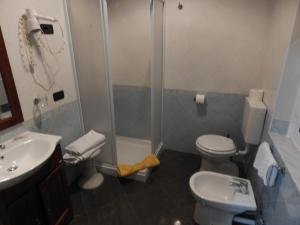 Ένα μπάνιο στο albergo massimo