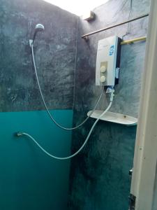 un bagno con dispenser di sapone sul muro di TIKI HOSTEL a Haad Rin
