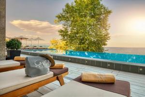 ゴールデン・サンズにあるGRIFID Metropol Hotel - Premium All inclusive & Private Beach - Adults Onlyのリゾートのパティオから海の景色を望めます。