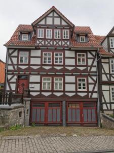 ein großes Haus mit roten Garagentüren auf einer Straße in der Unterkunft Ferienwohnung am Aegidiiplatz in Hannoversch Münden
