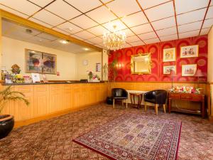 - un salon avec une table, des chaises et un miroir dans l'établissement Oak Lea Hotel, à Blackpool
