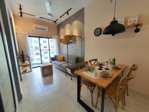ein Esszimmer und ein Wohnzimmer mit einem Tisch in der Unterkunft Cozy 2 bedrooms 4 pax Menjalara Near Desa Park City in Kuala Lumpur