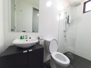 Koupelna v ubytování Cozy 2 bedrooms 4 pax Menjalara Near Desa Park City + 78 fotografií