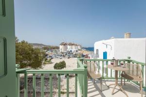 einen Balkon mit Stühlen und Strandblick in der Unterkunft Mylos Suites in Mykonos Stadt