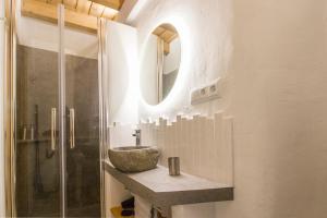uma casa de banho com um lavatório e uma cabina de duche em vidro. em El Pequeño Pajar em Majaelrayo
