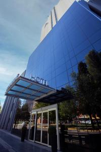 Un bâtiment avec un panneau en haut dans l'établissement Hotel Del Comahue, à Neuquén