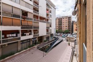 een appartementencomplex met een balkon en een parkeerplaats bij Casa Vacanze Nonna Elena in Rome