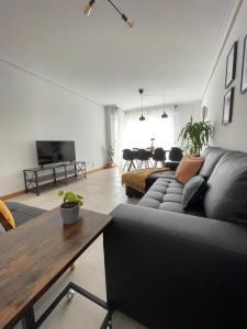 ein Wohnzimmer mit Sofa und Tisch in der Unterkunft KEY HOUSE in Laguardia