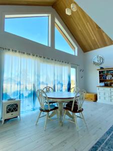 TV a/nebo společenská místnost v ubytování White Caps Kaikoura Farmstay + 37 fotografií