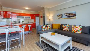 sala de estar con sofá y mesa en Comfort 1BDR Apartment W/Pool by LovelyStay, en Portimão
