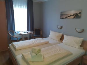 Ein Bett oder Betten in einem Zimmer der Unterkunft Weinhaus Hotel