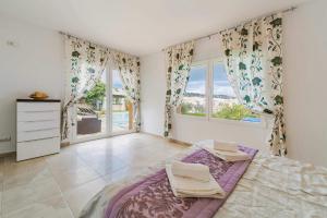 Postel nebo postele na pokoji v ubytování Villa Silvasol by Villa Plus + 25 fotografií
