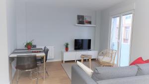 Avante24 في بونتيدويمي: غرفة معيشة مع أريكة وطاولة مع تلفزيون