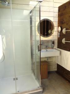 y baño con ducha y lavamanos. en À FLEUR D'EAU, en Sainte-Colombe-sur-lʼHers