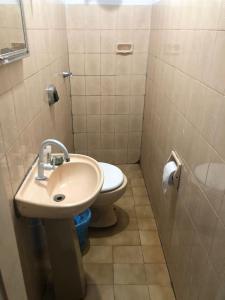 Ett badrum på HOTEL RIO VERDE