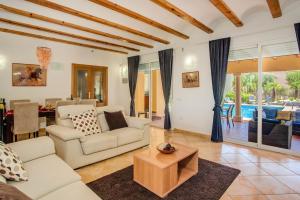 Posedenie v ubytovaní Villa Magdalena Blanca by Villa Plus