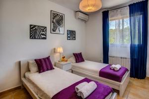 Posteľ alebo postele v izbe v ubytovaní Villa Magdalena Blanca by Villa Plus + 17 fotografií