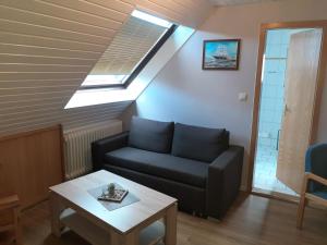 Ein Sitzbereich in der Unterkunft Weinhaus Hotel