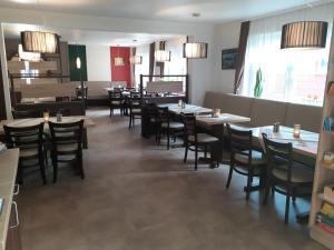 Ein Restaurant oder anderes Speiselokal in der Unterkunft Weinhaus Hotel 