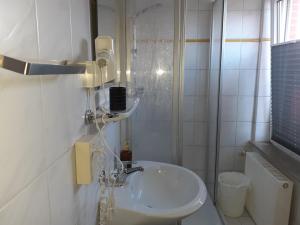 Ein Badezimmer in der Unterkunft Weinhaus Hotel