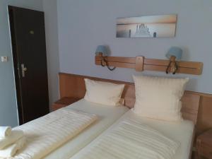 Ein Bett oder Betten in einem Zimmer der Unterkunft Weinhaus Hotel